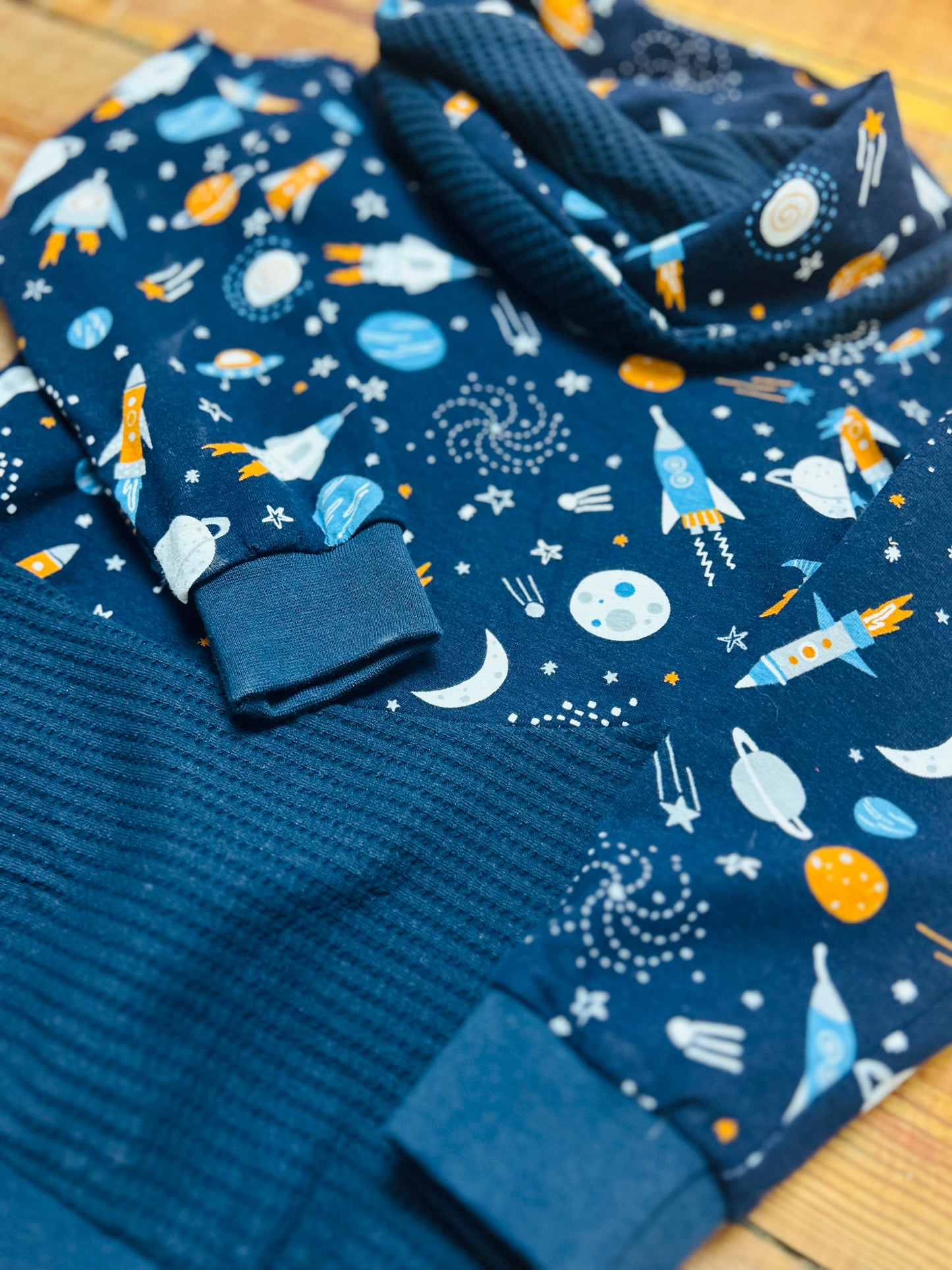 Hoodie mit Stehkragen 104