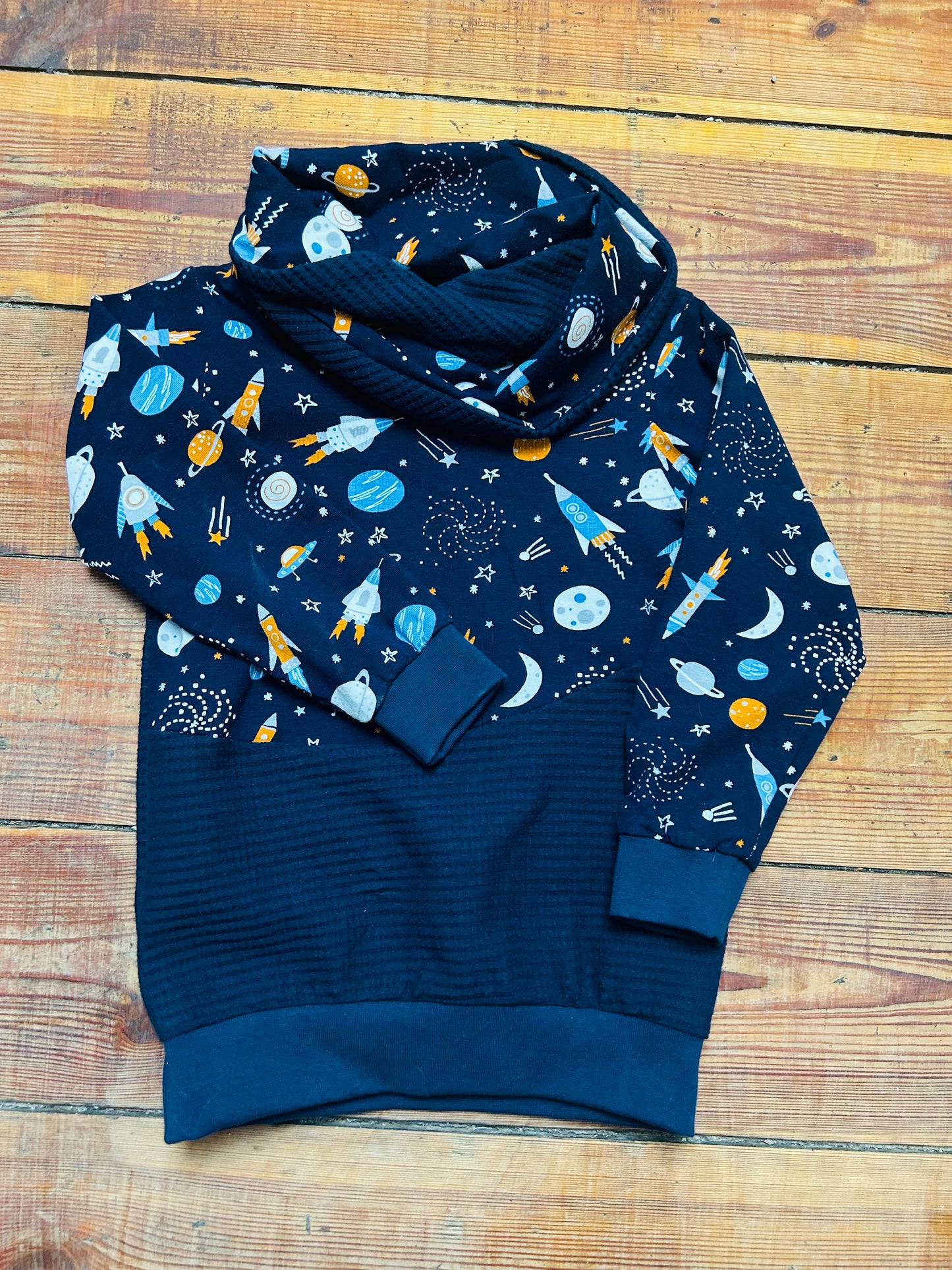 Hoodie mit Stehkragen 104